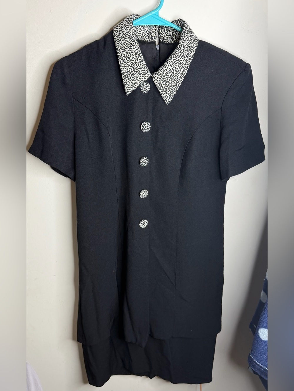 Vintage Black Short-Sleeve Dress with Contrasting Printed Collar
